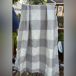 Grey and white check shawl scarf ‎ cozy